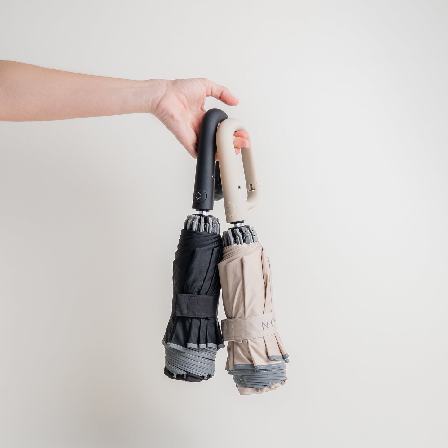 B-LION Paraguas Plegable Invertido con 10 Varillas Reforzadas, Banda Reflectante, Apertura y Cierre Automático, Antiviento y Mango con Hebilla – Fácil de Llevar para Hombre y Mujer