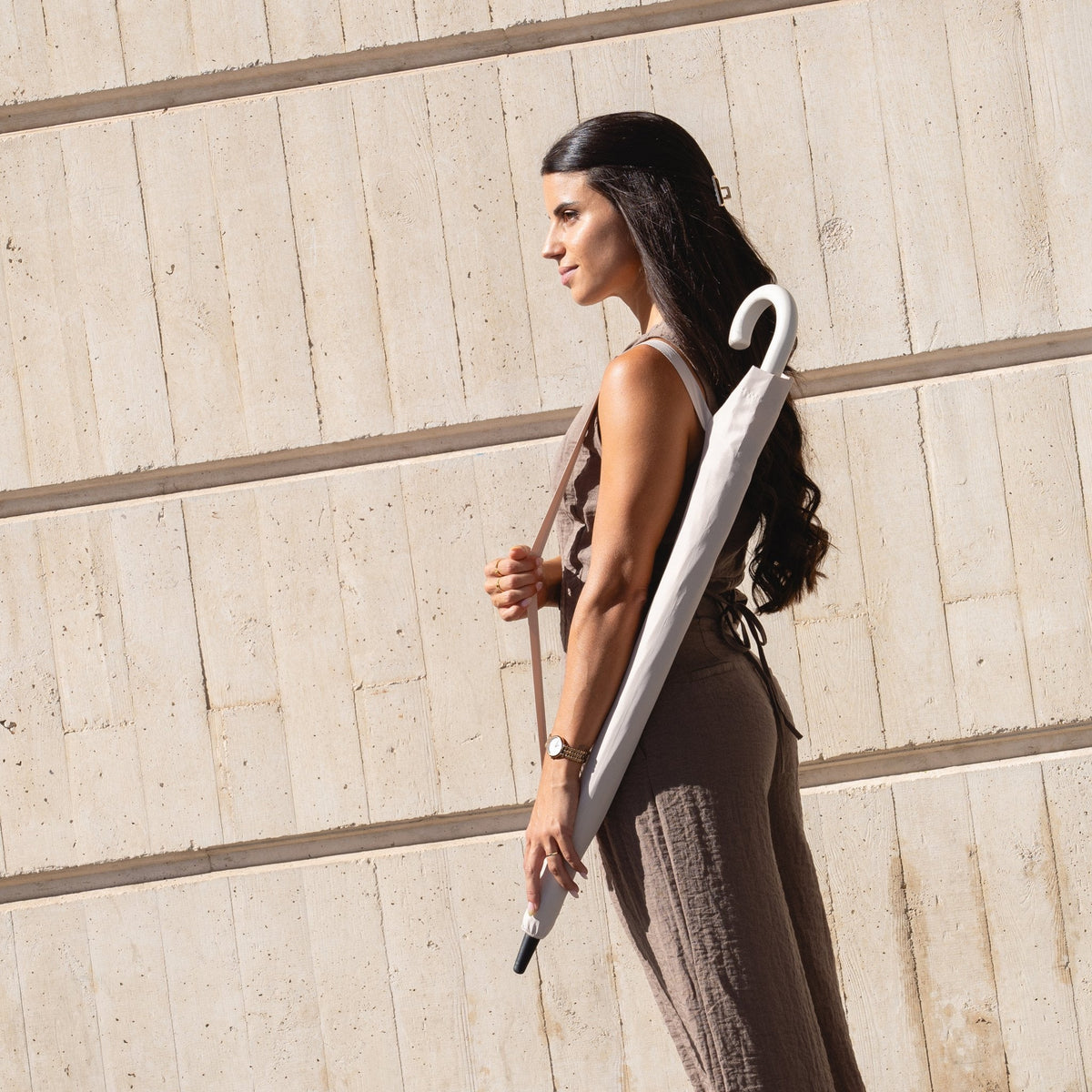 Halo beige llevado al hombro con su funda